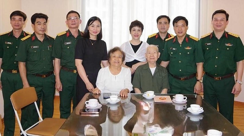 Ngày 24/4, đoàn công tác Bộ Chỉ huy Quân sự thành phố Hải Phòng do đại tá Vũ Văn Mến, Phó chính ủy Bộ CHQS thành phố thừa ủy quyền của lãnh đạo Bộ Tư lệnh Quân khu Ba đến thăm, tặng quà đồng chí Chuẩn Đô đốc Trần Khoái, nguyên Chủ nhiệm Chính trị Quân chủng Hải quân, nguyên là chiến sĩ tham gia chiến dịch Điên Biên Phủ.