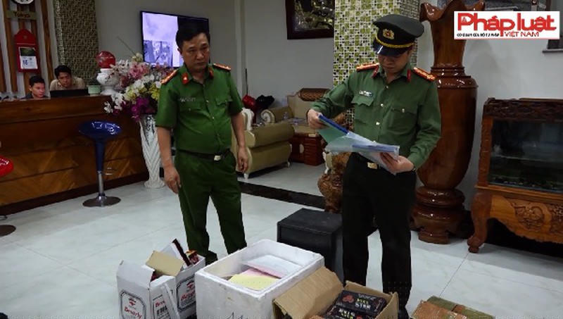 Đại tá Trần Hải Quân, Giám đốc Công an tỉnh Quảng Bình trực tiếp chỉ đạo khám xét nhà và khách sạn của đối tượng tối ngày 19/3.