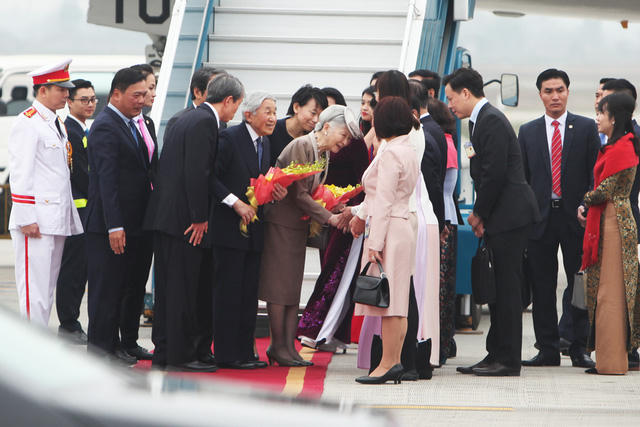 Phó Chủ tịch nước Đặng Thị Ngọc Thịnh đón Nhà vua và Hoàng hậu Nhật tại chân cầu thang máy bay.