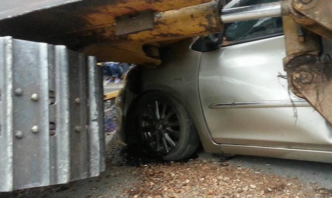 Nghệ An: Xe c&aacute;n bộ kiểm l&acirc;m bị m&aacute;y x&uacute;c đ&egrave; bẹp d&uacute;m