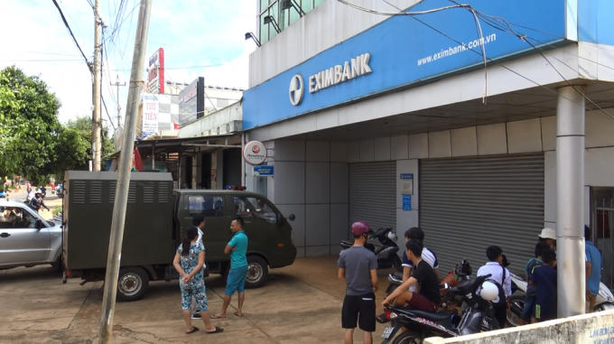 Cơ quan Công an điều tra đưa đối tượng Hoa đến để thực nghiệm lại hiện trường