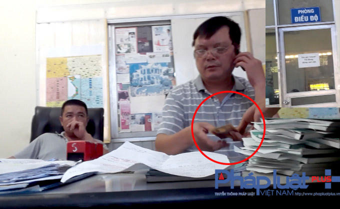 Muốn được đóng dấu vào lệnh xuất bến, nhà xe phải "nộp tô" cho nhân viên phòng điều độ 300 nghìn đồng.