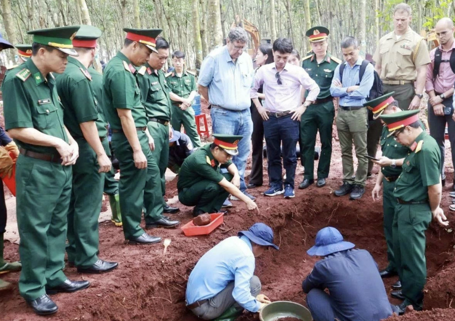 Đoàn theo dõi, tìm hiểu quá trình đội K72 tìm kiếm hài cốt liệt sĩ. Ảnh: H. Hằng