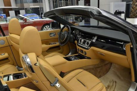 Rolls-Royce Dawn Dawn nổi bật với màn hình độ phân giải cao 10,25 inch mới.