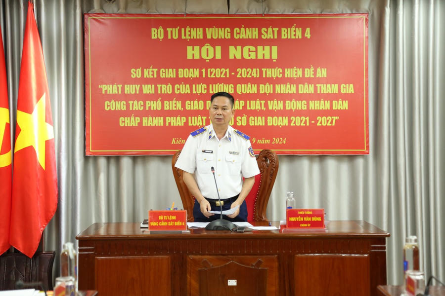 Thiếu tướng Nguyễn Văn Dũng, Bí thư Đảng ủy – Chính ủy Bộ Tư lệnh Vùng Cảnh sát biển 4 chủ trì hội nghị.