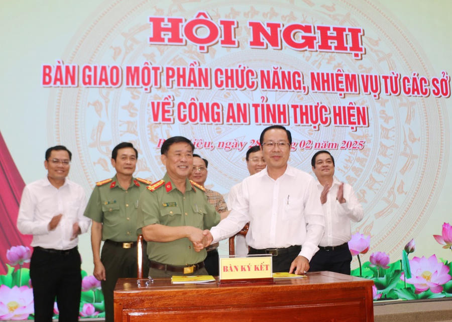 Đại tá Lê Thanh Hùng - Phó Giám đốc Công an tỉnh Bạc Liêu, ký kết với lãnh đạo Sở Tư pháp Bạc Liêu.