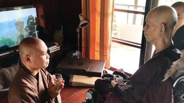 Thượng tọa Thích Trí Chơn đảnh lễ Thiền Sư Nhất Hạnh.