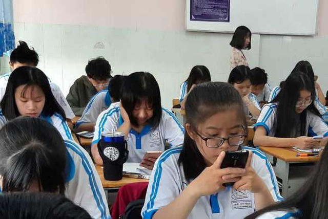 Lo ngại về ứng xử của giới trẻ, trong đó có học trò, với mặt trái của chiếc điện thoại thông minh là điều mà chúng ta chưa giải quyết được.