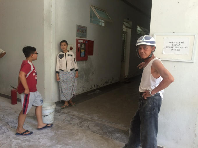 Nhà trưởng nhà B Nguyễn Văn Thành (phải) cùng 2 nhà trưởng khác kịp có mặt để khống chế vụ cháy. Đây cũng là cảnh báo cho người dân nên để xe máy ở khu vực đậu đỗ xe, thay vì bỏ ngay khu vực có hệ thống điện.