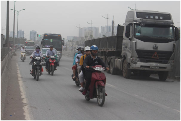 Bụi bay trắng x&oacute;a, mỗi khi lưu th&ocirc;ng qua đoạn đường n&agrave;y lu&ocirc;n l&agrave; nỗi &aacute;m ảnh với nhiều người d&acirc;n.