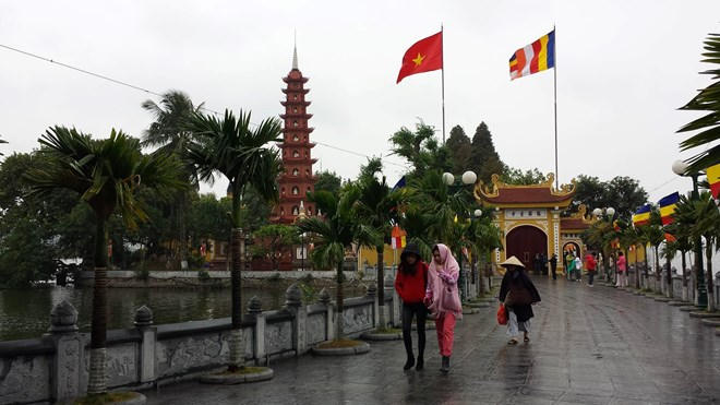 Du khách thập phương tìm đến vãn cảnh chùa.