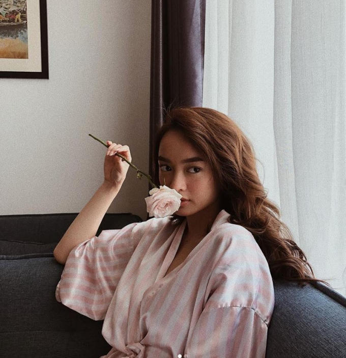 Kaity Nguyễn khoe hoa hồng trong ngày lễ tình nhân.