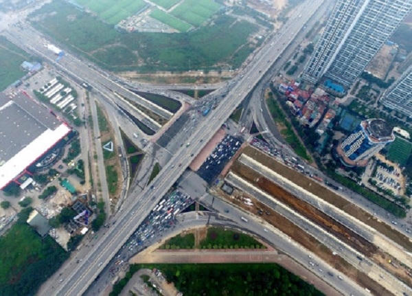 Cùng thời điểm, dự án hầm chui tại nút giao Trung Hòa cũng được khánh thành. Dự án có tổng mức đầu tư là 1.087 tỷ đồng, trong đó giá trị gói thầu xây lắp là hơn 717 tỷ đồng.  Công trình có quy mô 2 hầm chui thông theo 2 chiều giao thông, hướng Đại lộ Thăng Long - đường Trần Duy Hưng - Hoàng Minh Giám. Phần hầm kín và hở phía đường Trần Duy Hưng gồm hai hầm riêng biệt, mỗi hầm có bề rộng 12 m, gồm 3 làn xe cơ giới rộng 3,5 m/làn. Phần hầm hở phía Đại lộ Thăng Long gồm 2 hầm riêng biệt, mỗi hầm có bề rộng 16,25 m. Ảnh: Giang Huy