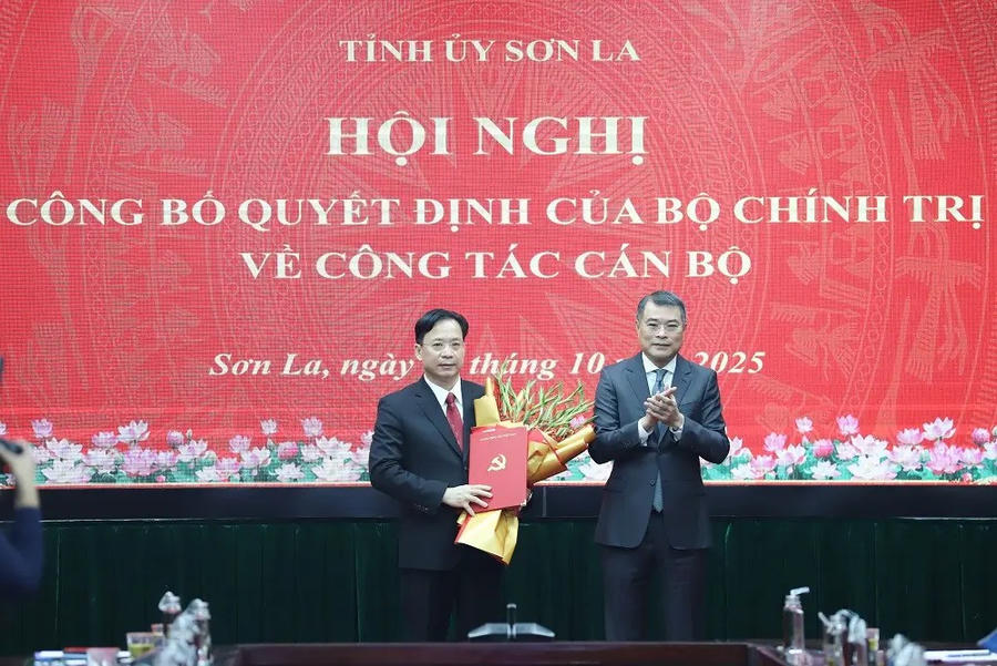 Đồng chí Trưởng Ban tổ chức Trung ương trao quyết định cho đồng chí Hoàng Văn Nghiệm.