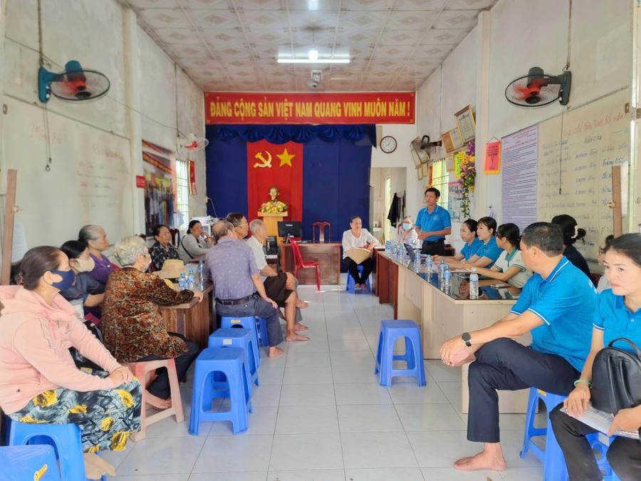 Ông Long tuyên truyền, vận động cán bộ hưu trí nhận lương hưu qua tài khoản ATM tại Trụ sở sinh hoạt Khóm 8, Phường 8, TP. Cà Mau.