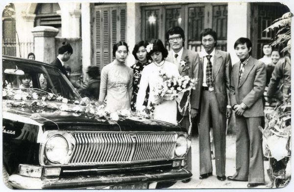 Hình ảnh lễ rước dâu bằng ô tô sang trọng của một gia đình khá giả thời đó. Ảnh: Internet.