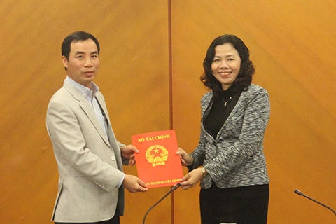 Thứ trưởng Vũ Thị Mai (bên phải) trao quyết định bổ nhiệm ông Ngô Chí Tùng giữ chức phó chánh văn phòng Bộ Tài chính.