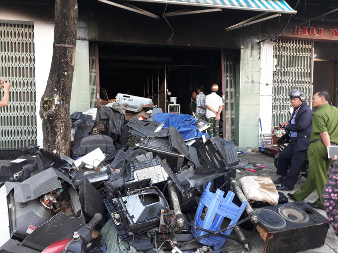 Lực lượng chức năng thành phố Tuy Hòa đang có mặt tại hiện trường để điều tra nguyên nhân vụ cháy