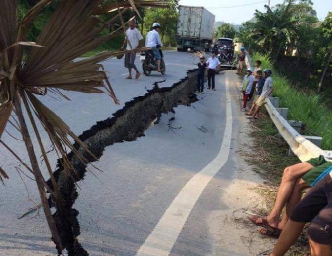 Đoạn đường bị sụt lún kéo dài hơn 30m qua xã Minh Quân, huyện Trấn Yên, tỉnh Yên Bái. Ảnh: face book