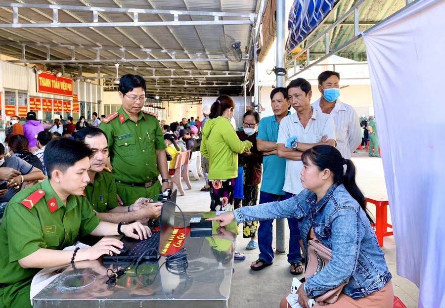 Tổ công tác Công an tỉnh Bạc Liêu thu nhận, kích hoạt tài khoản định danh điện tử để người dân đăng ký khám chữa bệnh cũng như sử dụng bảo hiểm y tế đã được tích hợp.