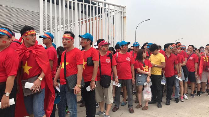 CĐV Việt Nam đổ bộ s&acirc;n Pakansari,