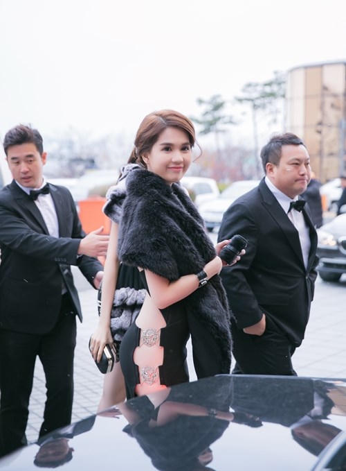 Ngọc Trinh tươi tắn đi nhận giải