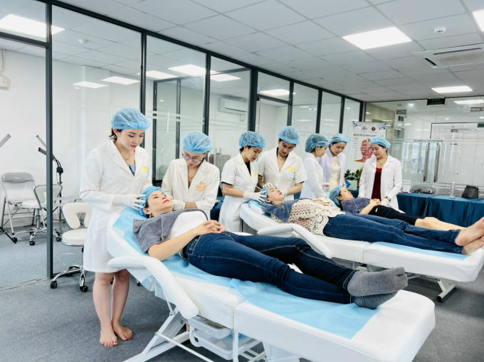 Để nâng cao chất lượng dịch vụ và thương hiệu Halora luôn chú trọng vào đào tạo kỹ năng, kiến thức cho nhân viên. 