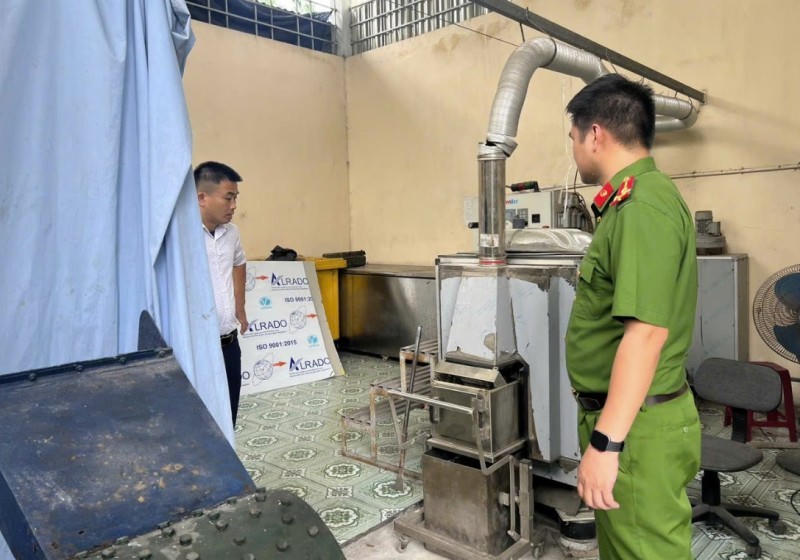 Lực lượng chức năng kiểm tra hệ thống xử lý chất thải tại Bệnh viện Phổi Tuyên Quang. (Ảnh: CAND).