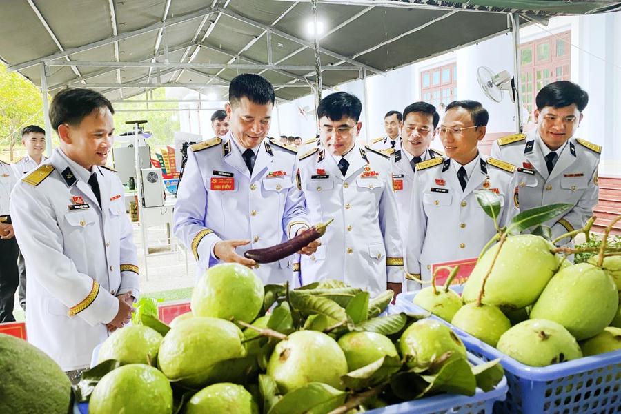 Thiếu tướng Nguyễn An Phong và các đại biểu tham quan gian trưng bày sản phẩm tăng gia sản xuất của cán bộ, chiến sĩ Vùng 5 Hải quân