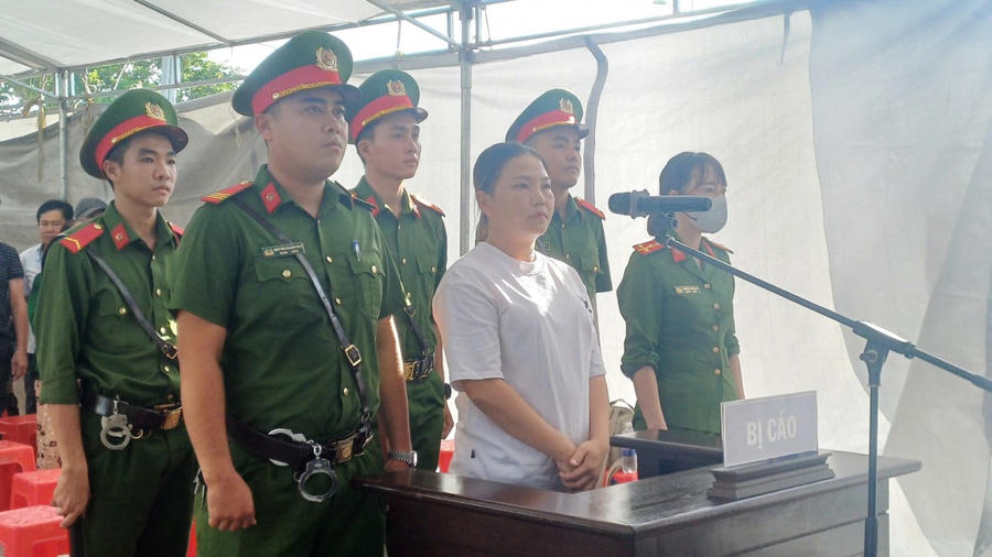 HĐXX tuyên phạt bị cáo Bùi Hồng Nhi - 01 năm tù giam về tội “Chống người thi hành công vụ”.