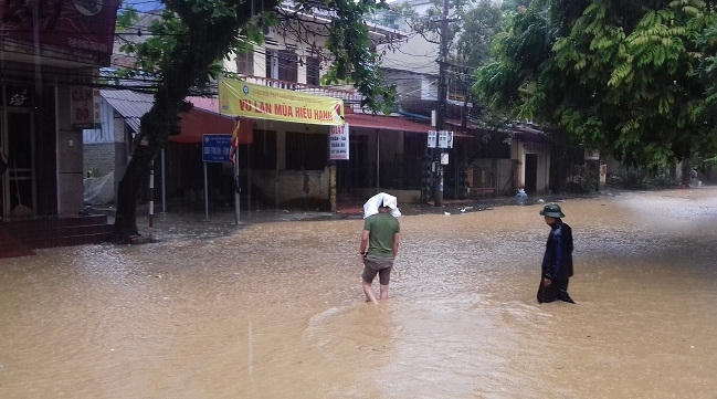 Khoảng 7 giờ 30 phút sáng nay 20/8, đường phố Thanh Niên (phường Hồng Hà, thành phố Yên Bái) nước ngập sâu từ 40 đến 70 cm; nước sông tiếp tục dâng cao tràn vào các tuyến đường khác. Ảnh: L.P.