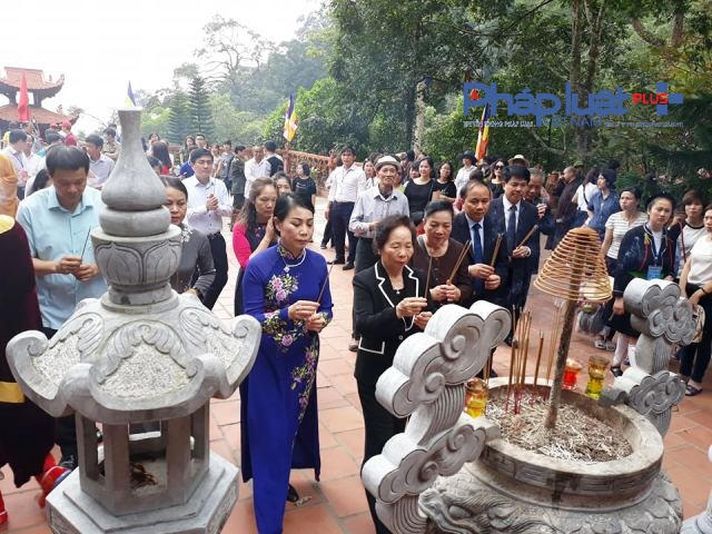 Lãnh đạo Trung ương và địa phương thắp hương (Ảnh: Đào Tấn)