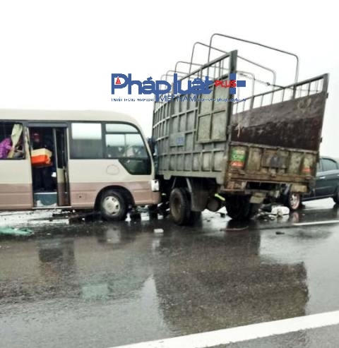 Xe tải bị kẹp giữa xe khách và ô tô con.
