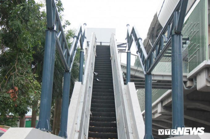 Nhếch nh&aacute;c ở cầu thang cho h&agrave;nh kh&aacute;ch