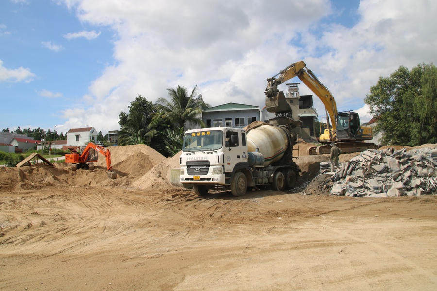 Công ty TNHH Huy Hoàng Thiện ngang nhiên tập kết vật liệu xây dựng rồi trộn bê tông ở khu vực đông dân cư.