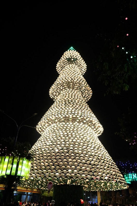 Rực rỡ ánh đèn.