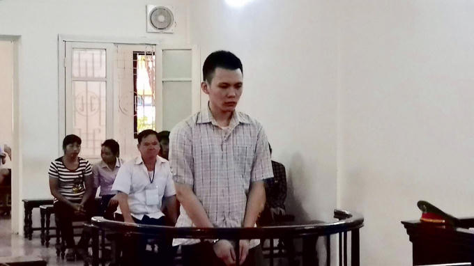 Bị cáo trước vành móng ngựa trong phiên tòa.