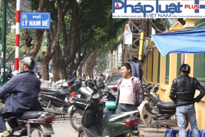Đỗ xe tràn lan kín hết cả vỉa hè.