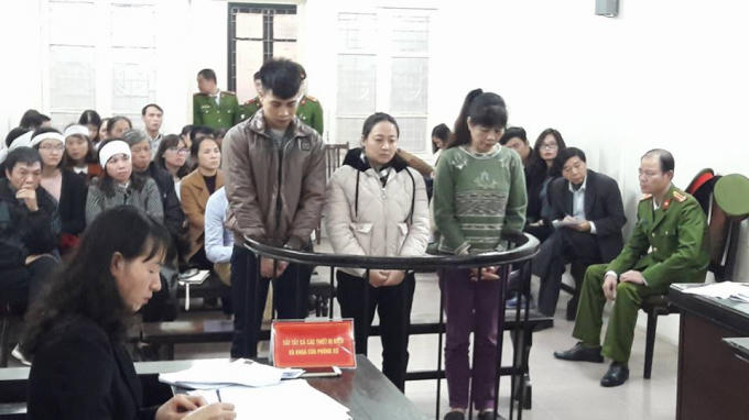 Các bị cáo trước vành móng ngựa trong phiên xét xử sơ thẩm.