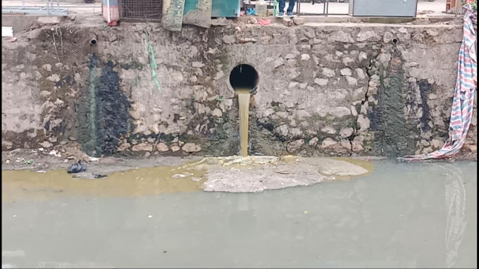 Hiện trường vụ xả chất thải xú uế ra sông Lừ từ nhiều ngày nay.