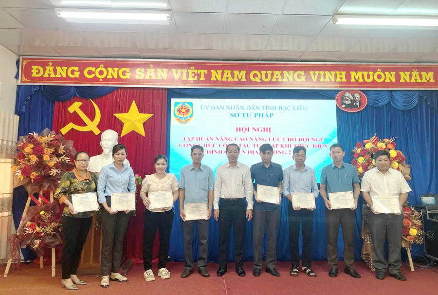 Ông Nguyễn Duy Tuấn - Phó Giám đốc Sở Tư pháp Bạc Liêu, trao Giấy chứng nhận cho các đại biểu đã hoàn thành lớp bồi dưỡng tập huấn cho đội ngũ công chức Tư pháp khi tổ chức chính quyền địa phương 2 cấp (lớp tập huấn lần thứ 2).