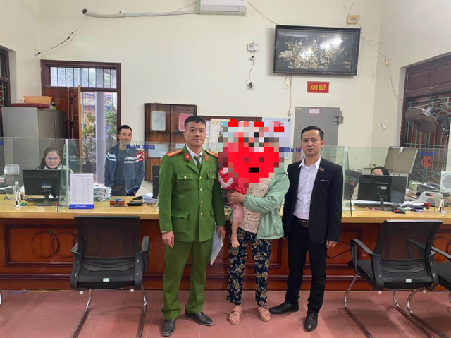 CAX Bảo Sơn phối hợp với cán bộ quỹ tín dụng tuyên truyền, giải thích cho bà X