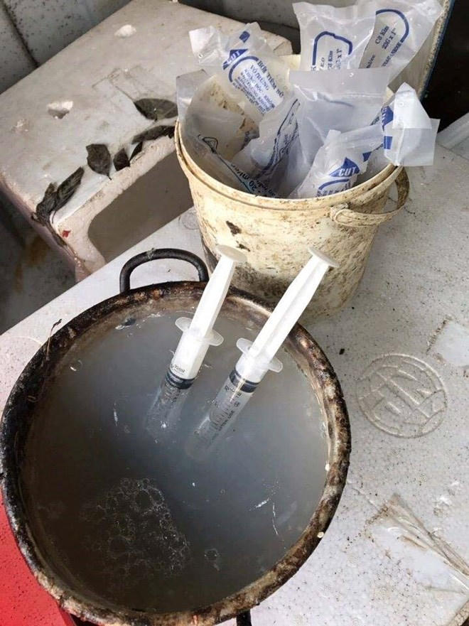 Hành vi bơm tạp chất vào tôm bị bắt quả tang.