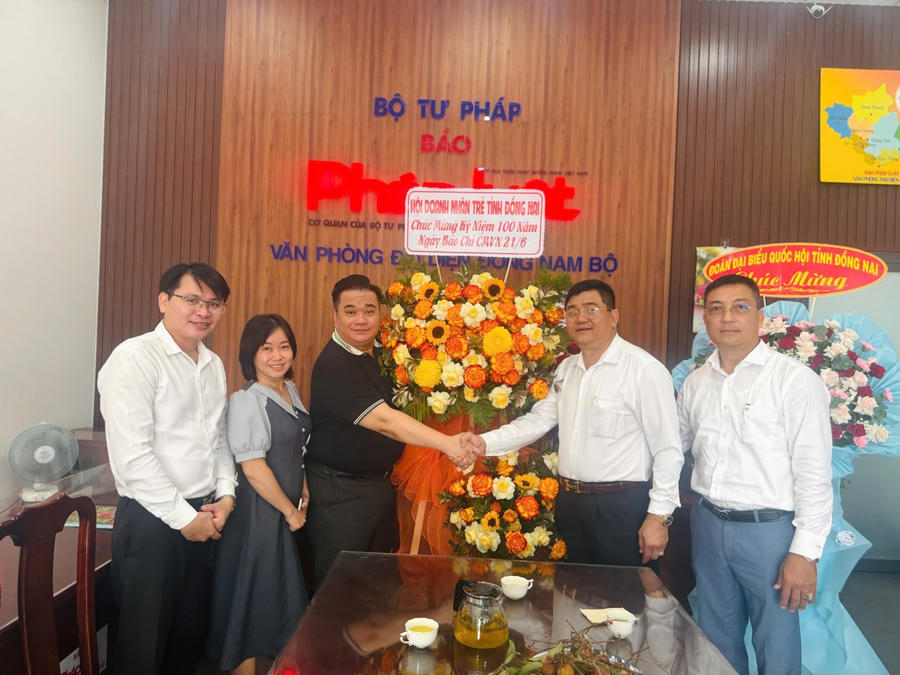 Ông Nguyễn Duy Khương – Phó Chủ tịch Hội doanh nhân trẻ tỉnh Đồng Nai tặng hoa chúc mừng.