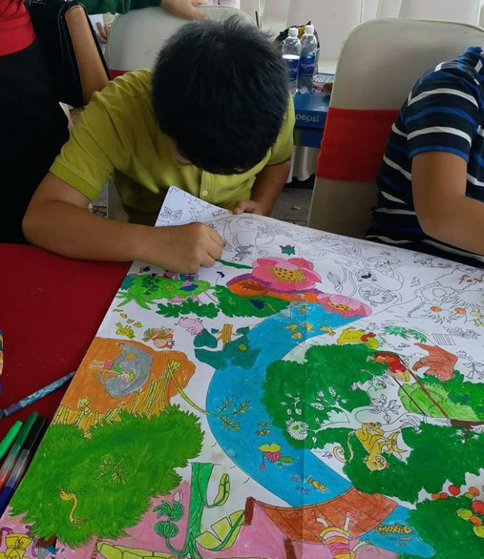 Các thí sinh miệt mài hoàn thiện phần tô màu trong hạn định một giờ đồng hồ.