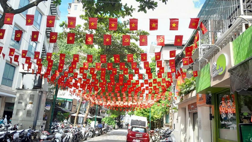 Đường phố Hà Nội rực rỡ cờ hoa chào mừng Quốc khánh 2/9