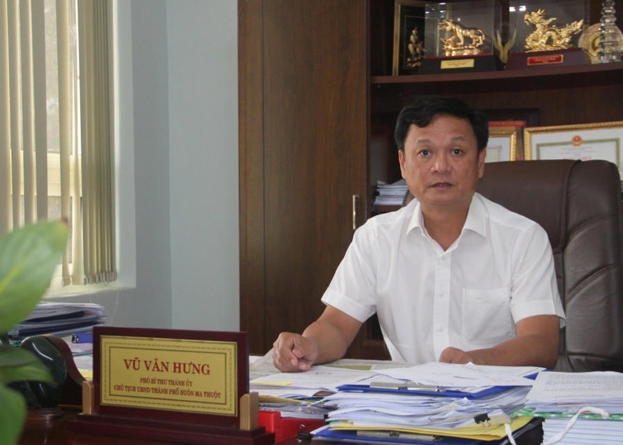 Ông Vũ Văn Hưng - Chủ tịch UBND TP. Buôn Ma Thuột, tỉnh Đắk Lắk trả lời phỏng vấn Báo Pháp luật Việt Nam.
