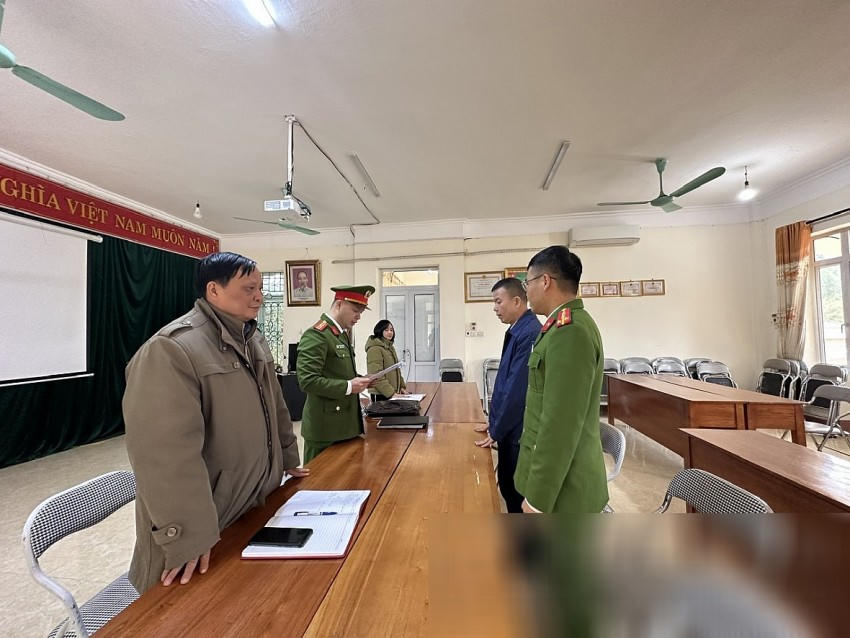 Cơ quan CSĐT Công an tỉnh Bắc Kạn tống đạt quyết định khởi tố bị can, lệnh cấm đi khỏi nơi cư trú đối với Lý Ngọc Thành. (Ảnh: Công an tỉnh Bắc Kạn).