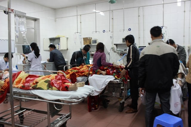 Bệnh viện quá tải Tết, bệnh nhân nằm hành lang chờ cấp cứu