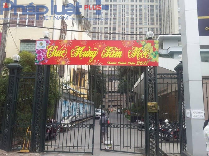 Lối vào phía mặt đường Trung Kính, thời gian gần đây do cư dân quá bức xúc, đấu tranh về lối đi, chủ đầu tư mới mở để cư dân có thể đi bộ vào lối này, tuy nhiên nếu đi ô tô, xe máy vẫn phải đi đường Nguyễn Chánh.